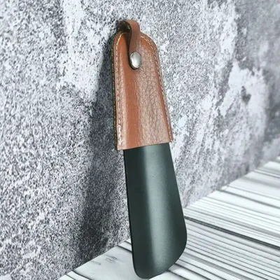 پاشنه کش جیبی فلزی با دسته چرمی